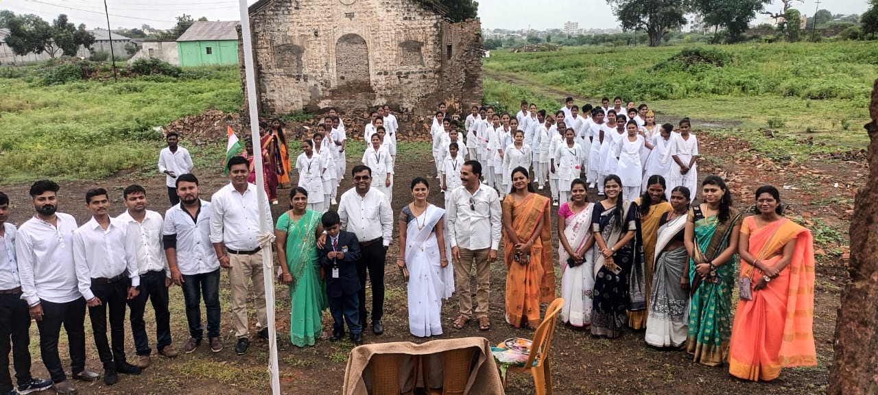 स्वातंत्र्यदिनाच्या अमृत महोत्सव प्रसंगी श्रीमती सुर्यकांता तेलगोटे महाविद्यालय येथे ध्वजारोहण करून राष्ट्राला अभिवादन केले.